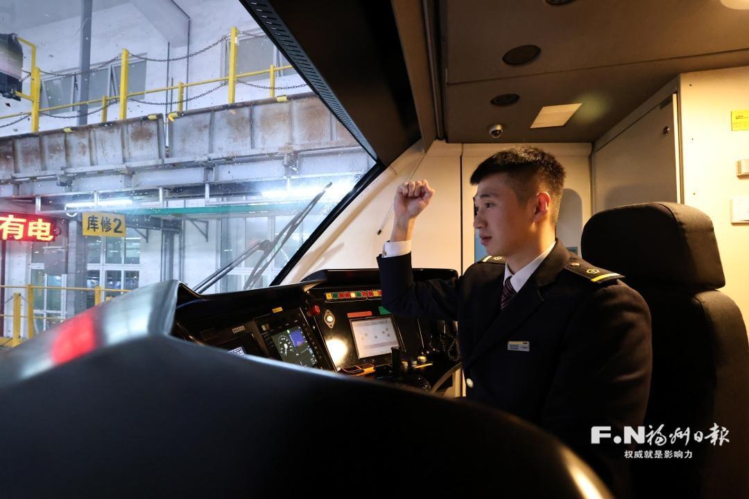 福州首个“00后”高铁司机的春运首秀