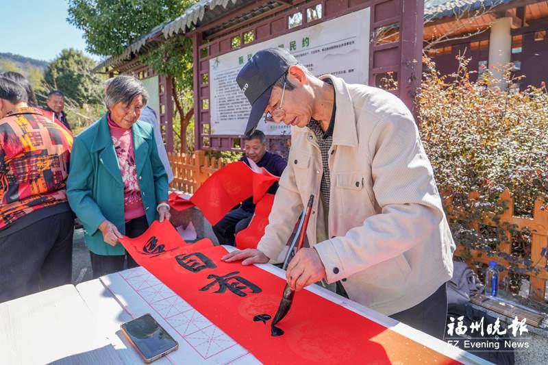 福州这位书法家“非常规”方式写字近半世纪