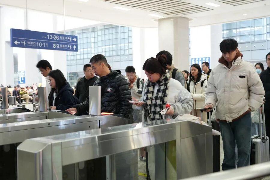 春运第十日高峰延续 福州火车站客流连续多日稳居12万人次