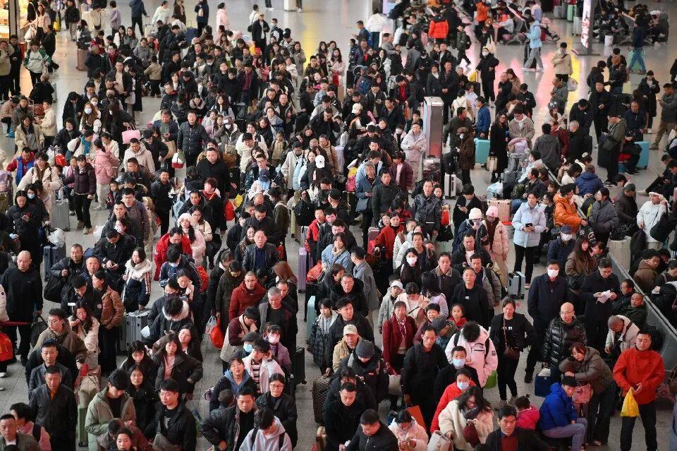 中长途客流高峰持续 福州火车站12日预计发送旅客超13万人次