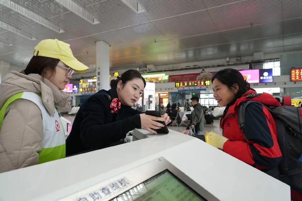 中长途客流高峰持续 福州火车站12日预计发送旅客超13万人次