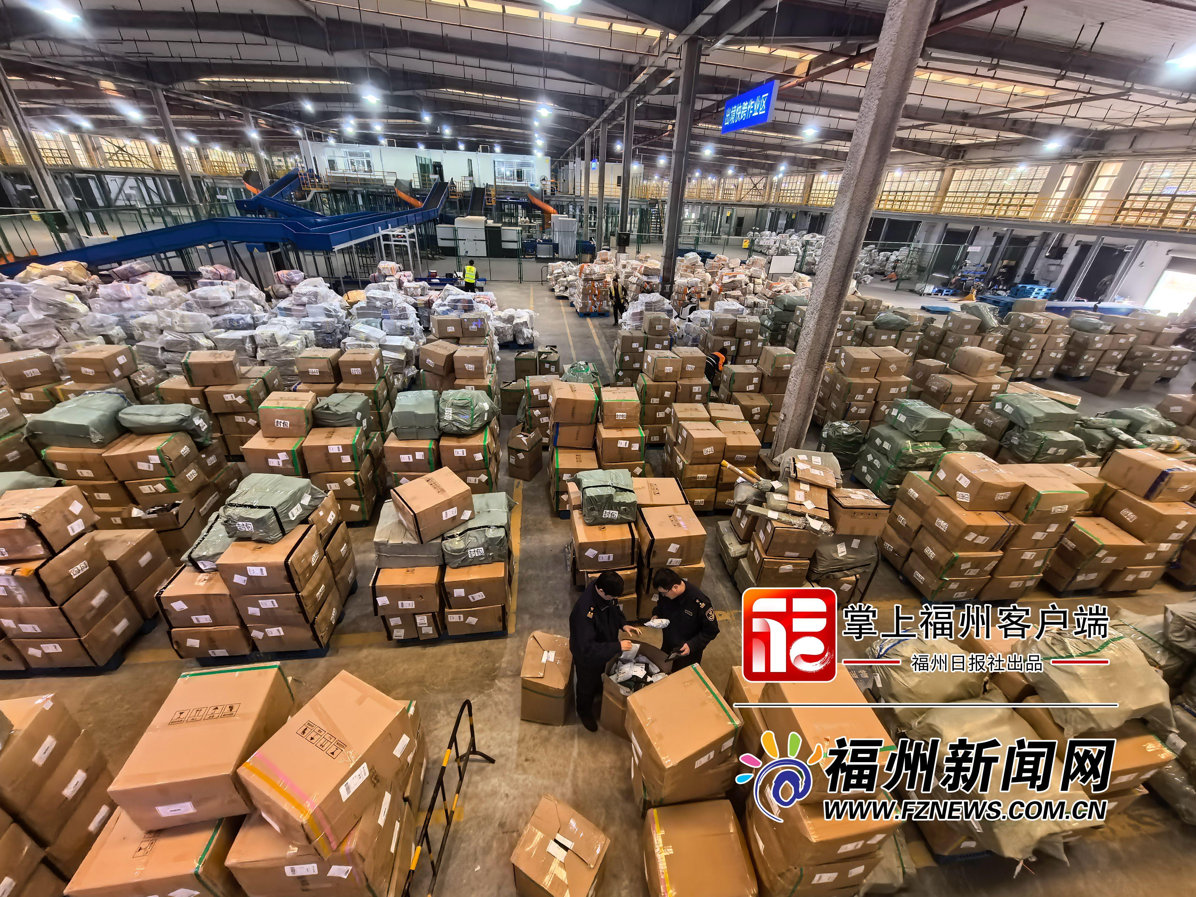 春节临近，福州“年味”包裹出口忙
