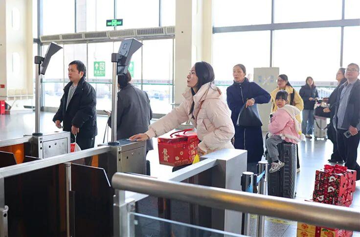 福州火车站客流高位运行 13日预计发送旅客13万人次