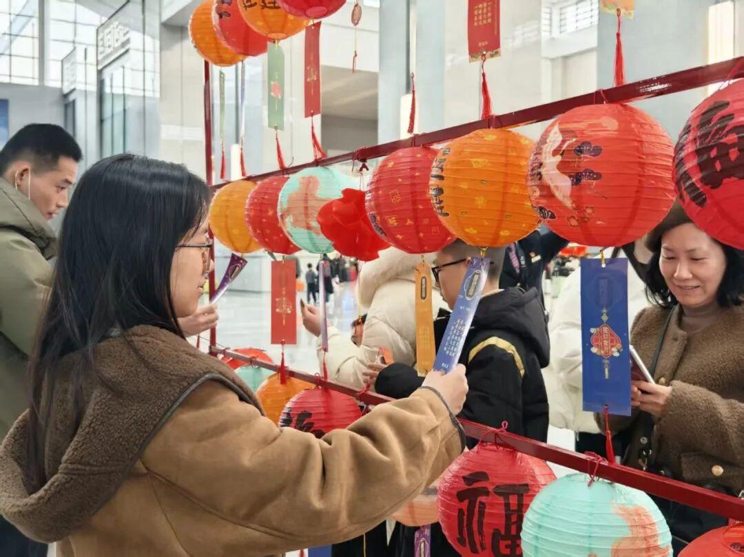 福州火车站客流高位运行 13日预计发送旅客13万人次