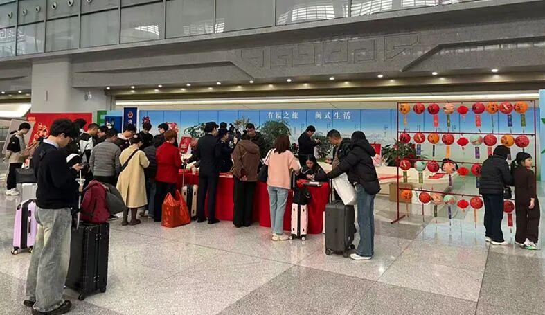 福州火车站客流高位运行 13日预计发送旅客13万人次