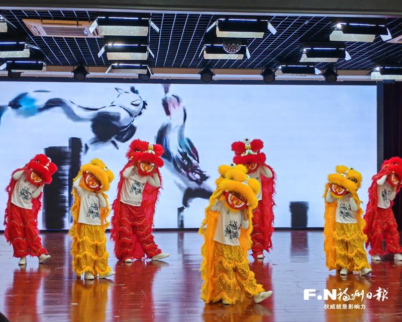 专业演员与福利院儿童同台演出