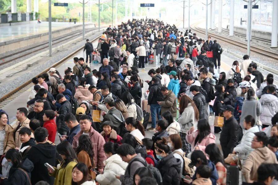 福州火车站14日迎来节前客流最高峰