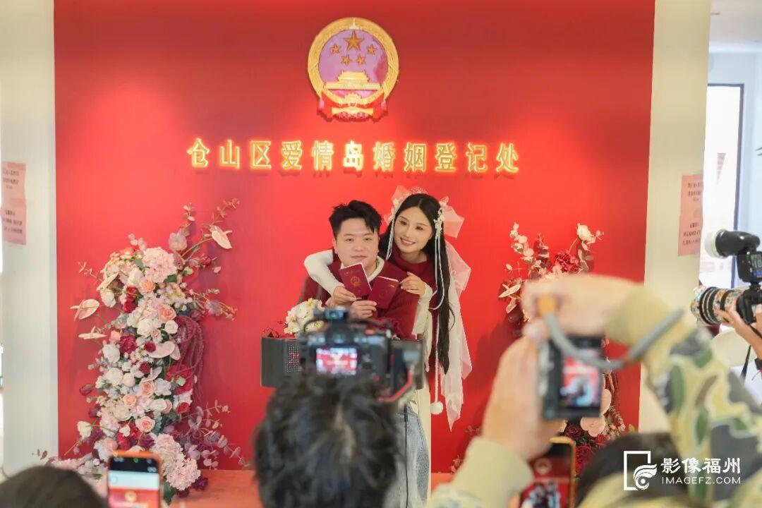 太甜了！“马”上领证！