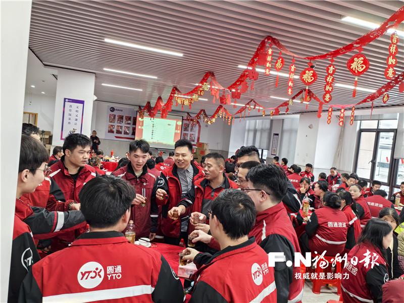近200名快递行业青年欢度除夕