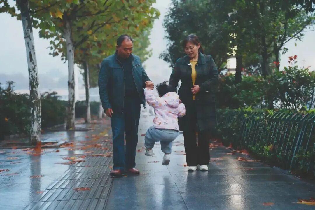 雇主失联入狱，月嫂无偿带娃度过5个春节……