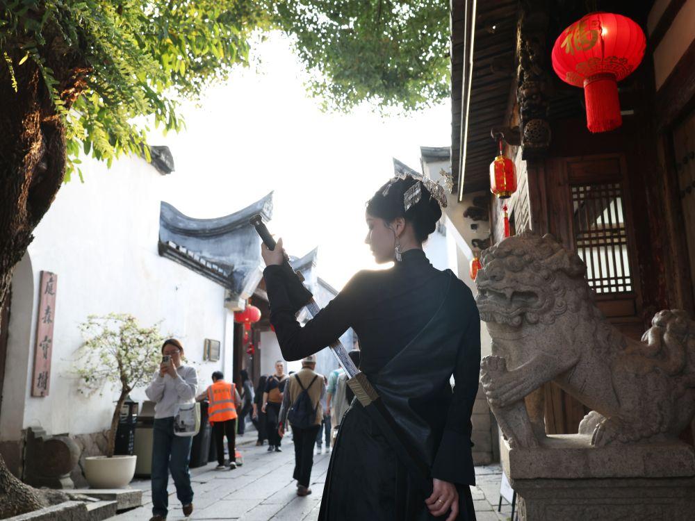 福州：“穿”出来的国潮年味