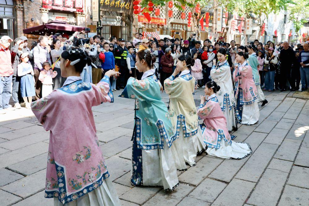 福州：“穿”出来的国潮年味