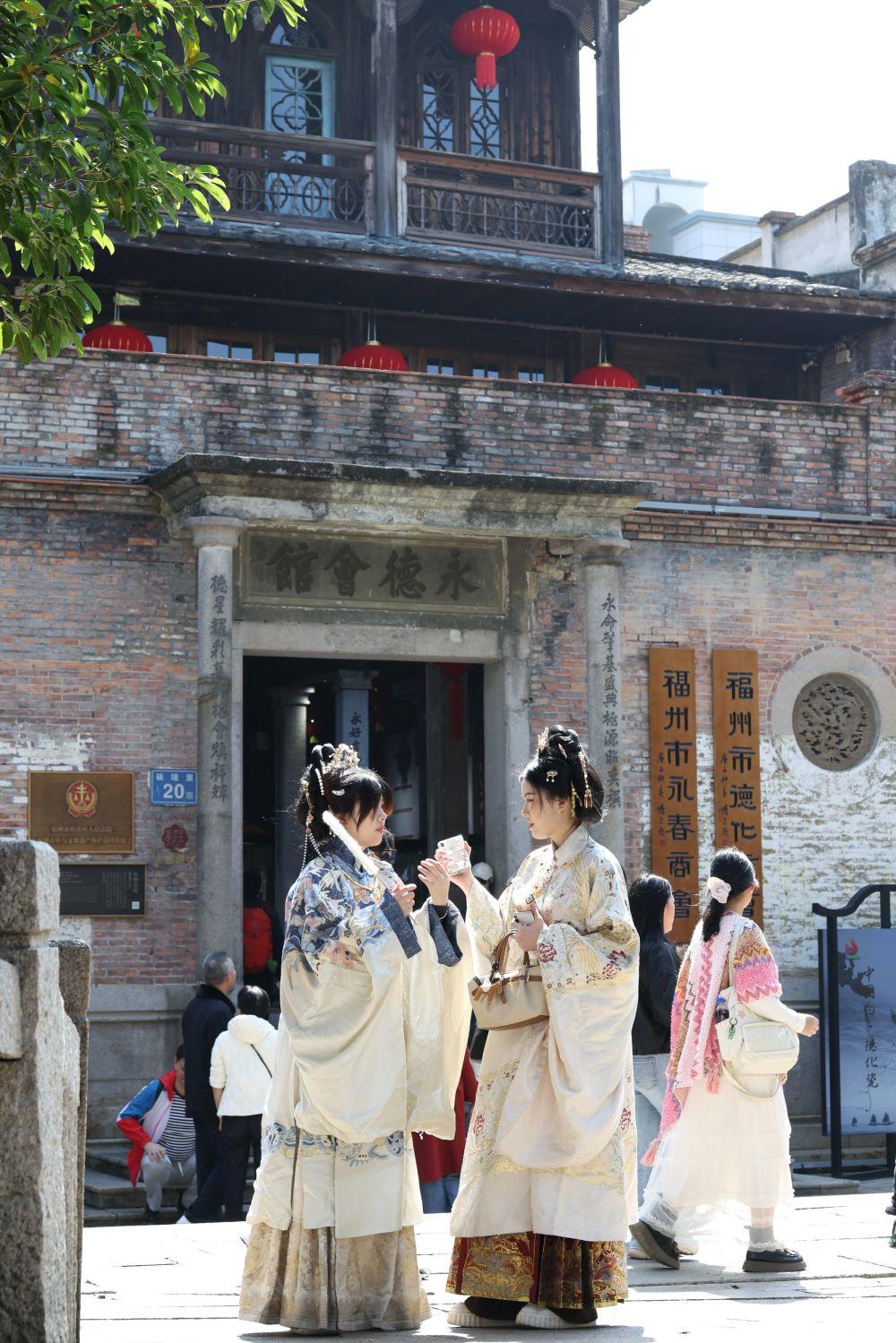 福州：“穿”出来的国潮年味