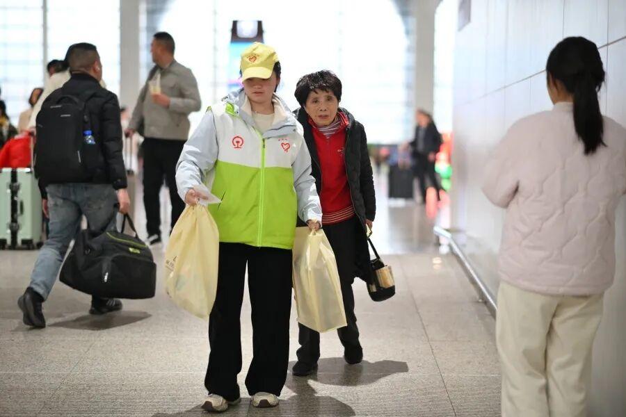 福州火车站迎出发返程客流“双高峰” 增开65对列车