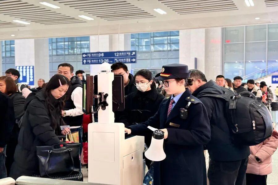 福州火车站迎出发返程客流“双高峰” 增开65对列车