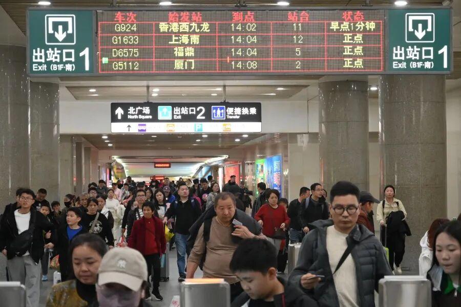 福州火车站迎出发返程客流“双高峰” 增开65对列车