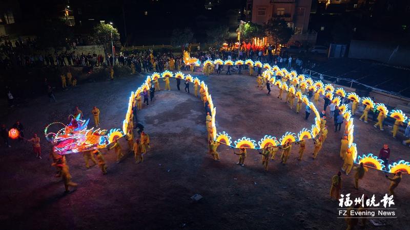 福清板凳龙“炫舞”闹新春