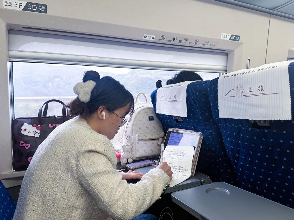 在高铁遇见“静音车厢+遛娃舱”