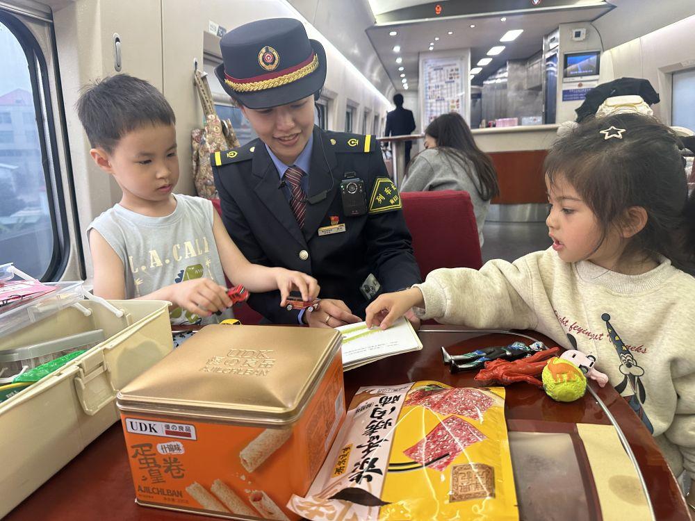 在高铁遇见“静音车厢+遛娃舱”