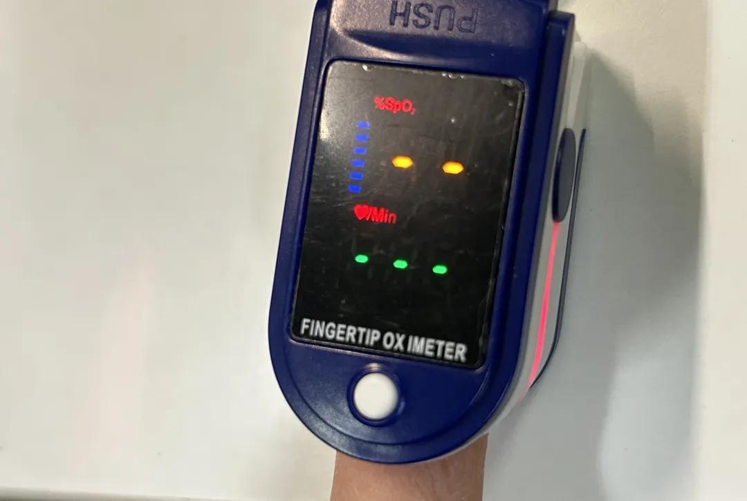 抢救室里，“医生叫来美甲师”引热议