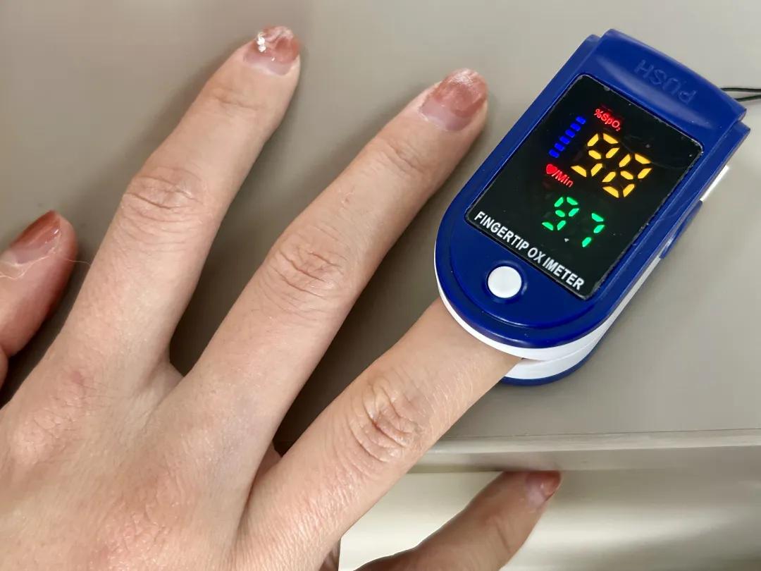 抢救室里，“医生叫来美甲师”引热议