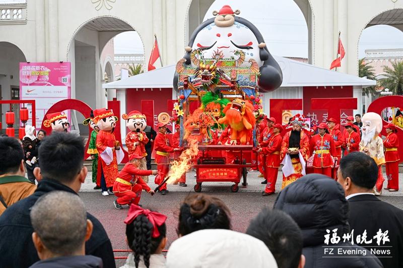 元宵逢奇观 花灯映红月