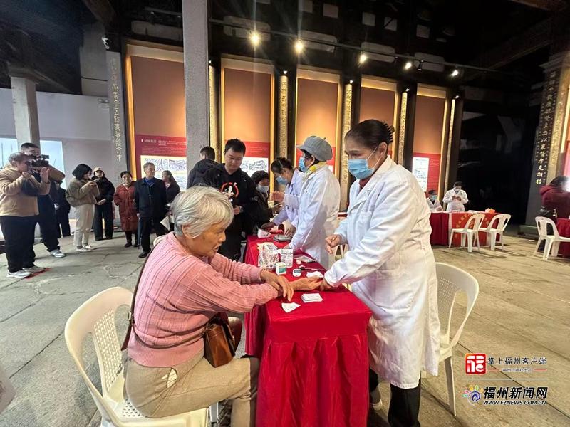 福州军地携手开展学雷锋义诊活动