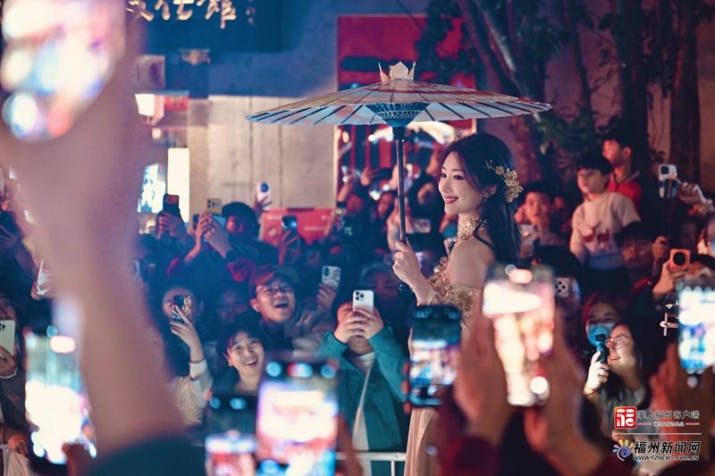 人潮涌动，鱼灯摇曳！今夜，福州人的朋友圈被这里刷屏了！