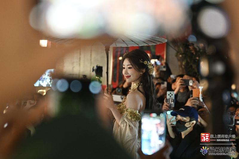 人潮涌动，鱼灯摇曳！今夜，福州人的朋友圈被这里刷屏了！