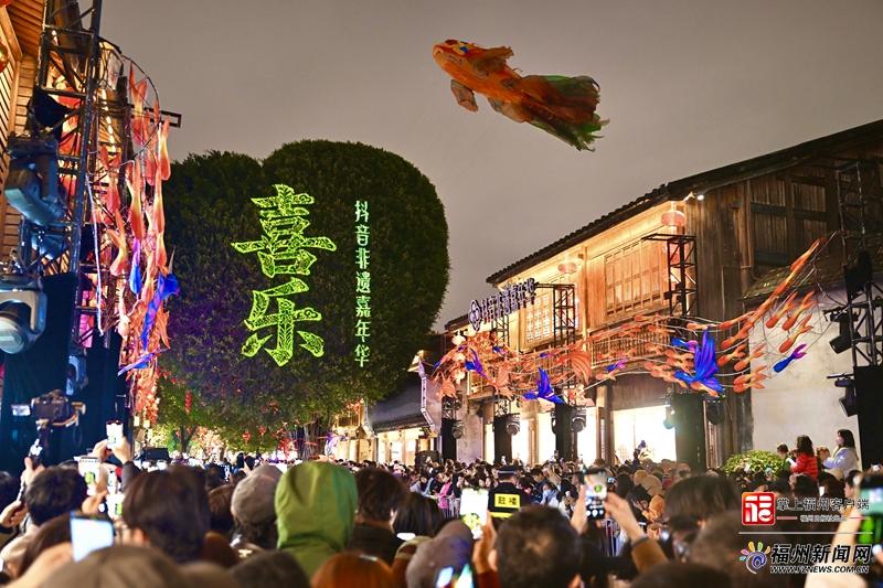人潮涌动，鱼灯摇曳！今夜，福州人的朋友圈被这里刷屏了！