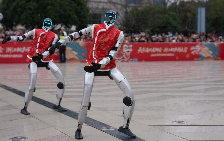 钟华论：在中国式现代化新征程上策马奔腾