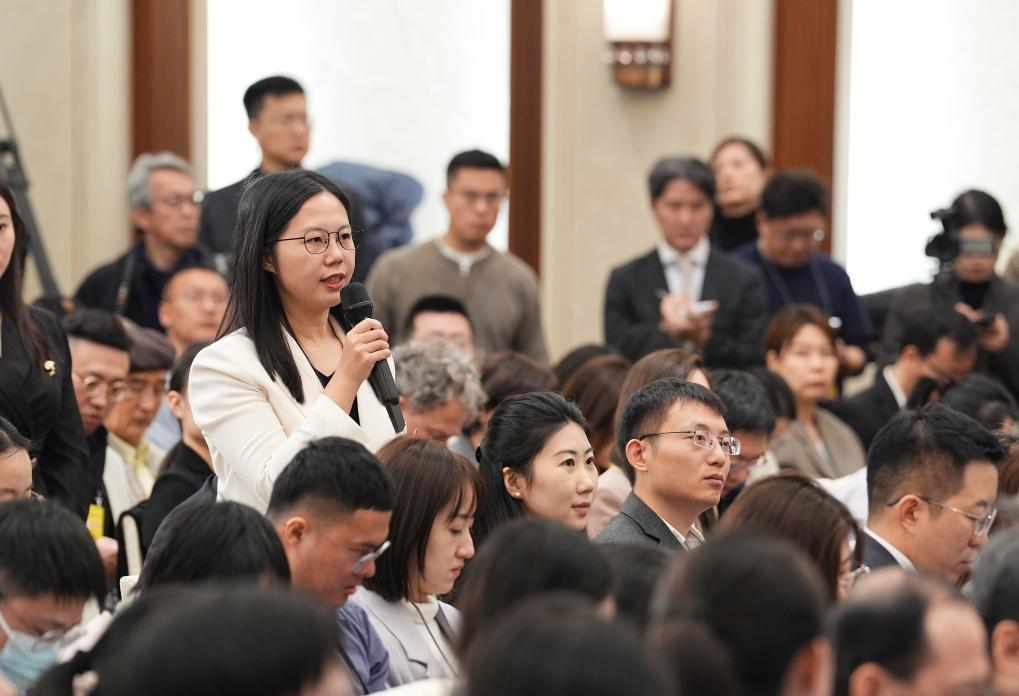 十四届全国人大四次会议举行新闻发布会