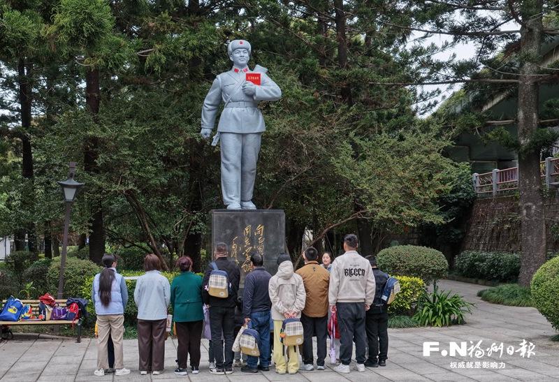 白马河公园雷锋塑像焕新