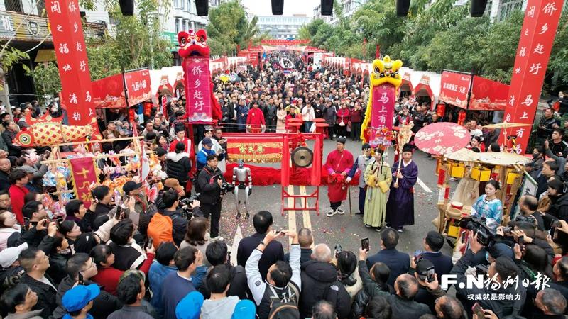 机器人敲响铜锣！百年圩市闽清“十八坂”焕新开市