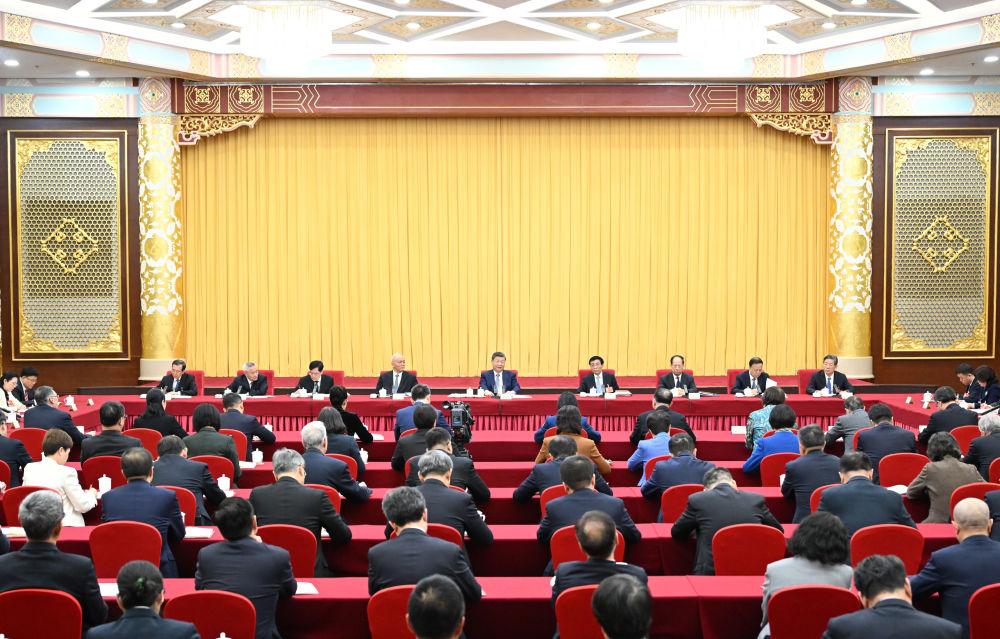 习近平看望全国政协委员