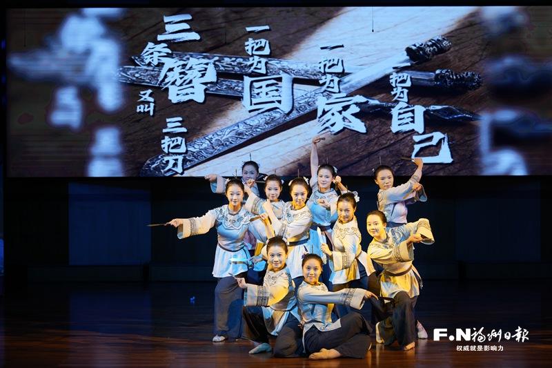 《三簪红》：血墨火骨，照见百年芳华