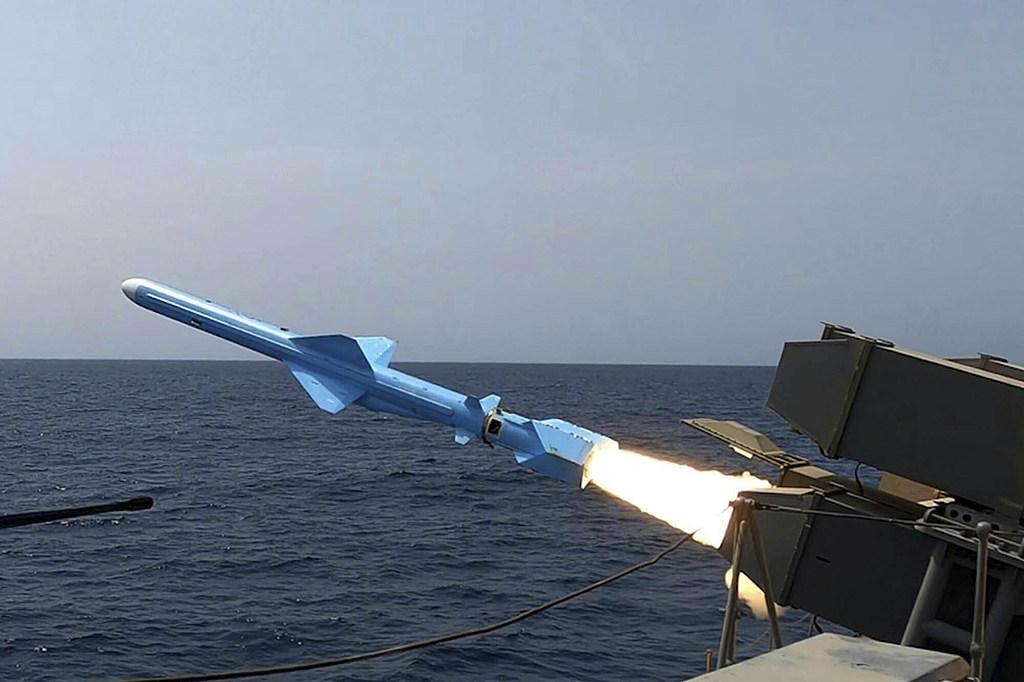 伊朗称对美军直升机基地发动无人机和导弹打击