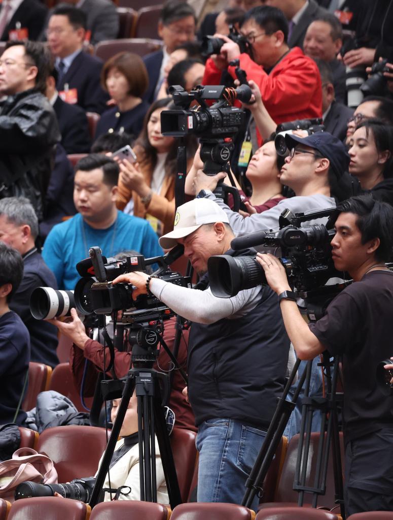 十四届全国人大四次会议举行第二次全体会议