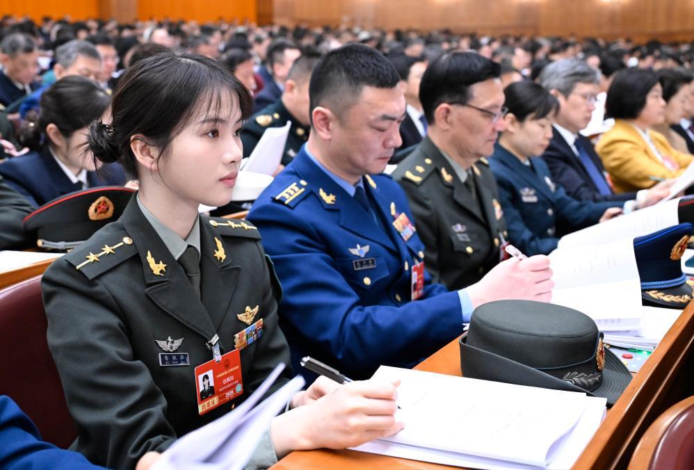 十四届全国人大四次会议举行第二次全体会议