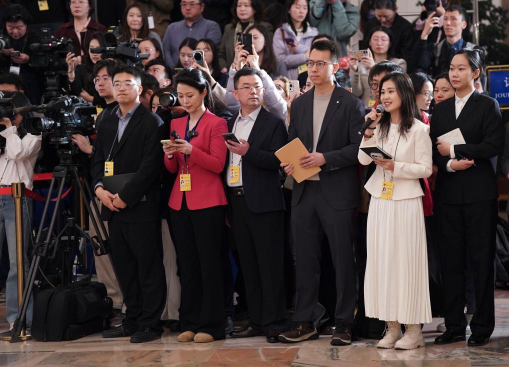 十四届全国人大四次会议第三场“代表通道”集中采访活动举行