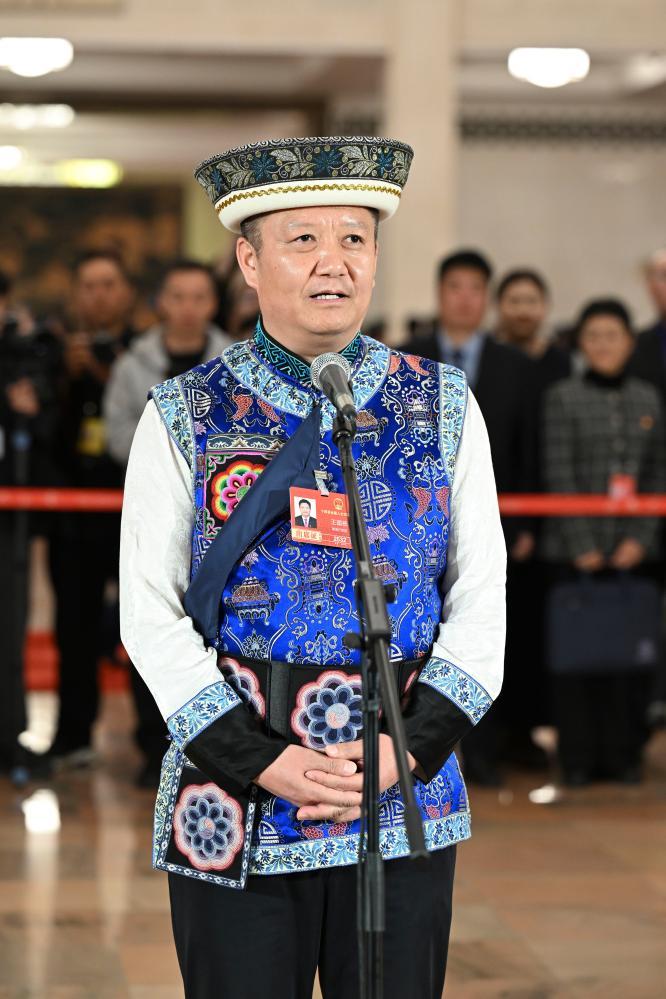 十四届全国人大四次会议第三场“代表通道”集中采访活动举行