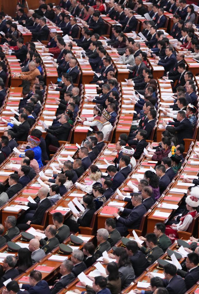 十四届全国人大四次会议举行闭幕会