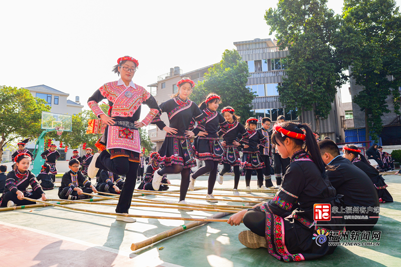 太有趣了！连江小学生大课间跳起竹竿舞