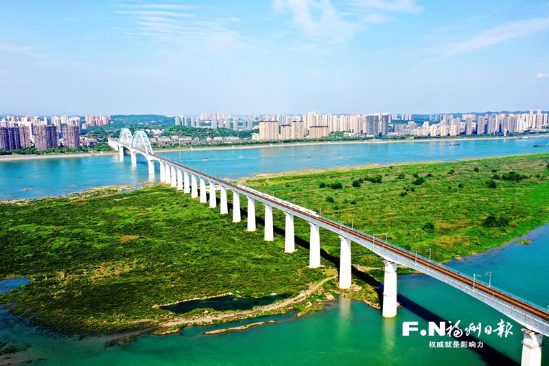 中国地市报研究会第九届会员代表大会暨“百家党媒社长总编宜昌行”侧记