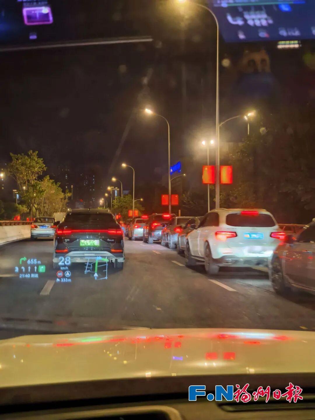 油价上涨倒计时，福州多个加油站排起长队！