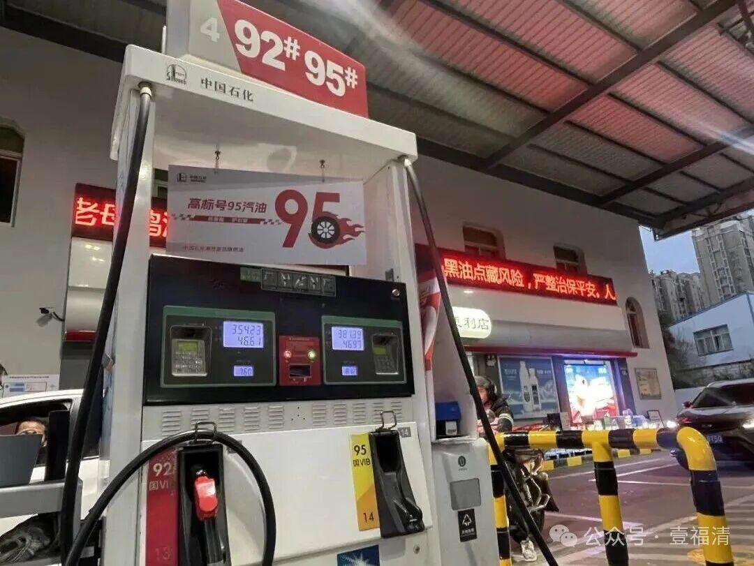 油价上涨倒计时,福州多个加油站排起长队! 油价上涨倒计时,福州多个加油站排起长队!
