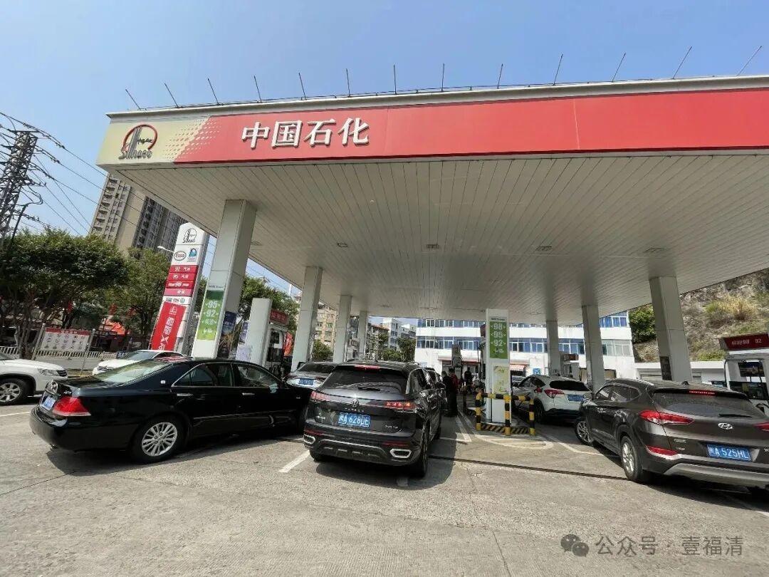 油价上涨倒计时,福州多个加油站排起长队! 油价上涨倒计时,福州多个加油站排起长队!