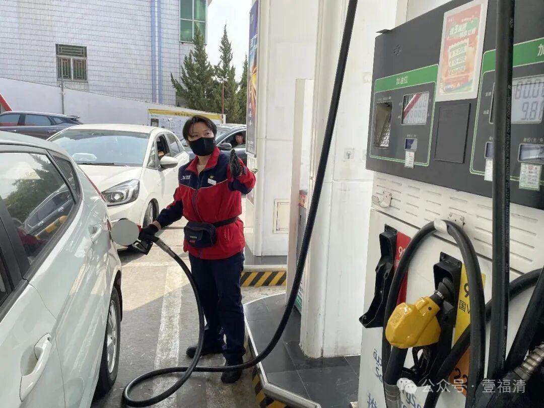 油价上涨倒计时,福州多个加油站排起长队! 油价上涨倒计时,福州多个加油站排起长队!