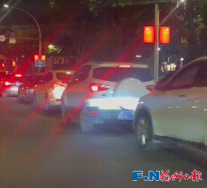 油价上涨倒计时,福州多个加油站排起长队! 油价上涨倒计时,福州多个加油站排起长队!