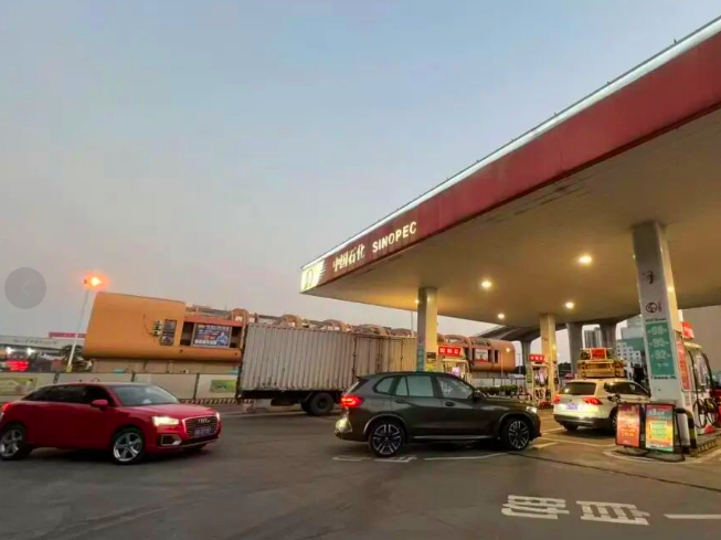 油价上涨倒计时,福州多个加油站排起长队! 油价上涨倒计时,福州多个加油站排起长队!